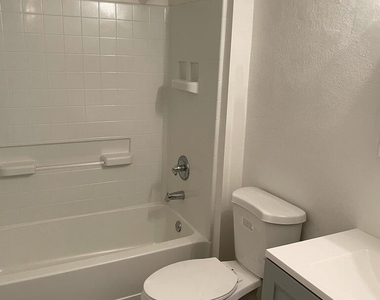 1222 E Mountain View Road - Photo Thumbnail 6