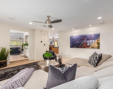 2909 E Las Rocas Drive - Photo Thumbnail 12