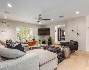 2909 E Las Rocas Drive - Photo Thumbnail 13