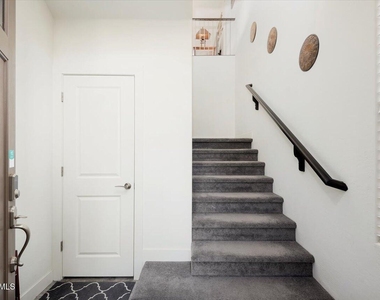 10260 E White Feather Lane - Photo Thumbnail 2