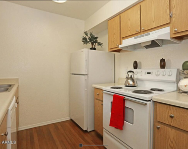 8902 N 19th Avenue - Photo Thumbnail 3