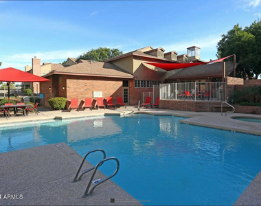 8902 N 19th Avenue - Photo Thumbnail 7