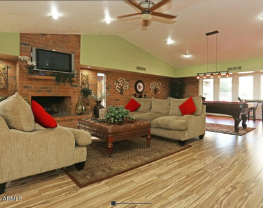 8902 N 19th Avenue - Photo Thumbnail 10