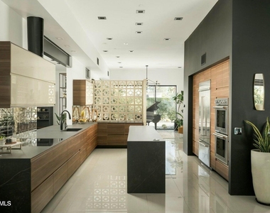 8011 E Larkspur Drive - Photo Thumbnail 12