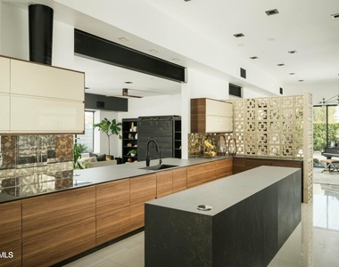 8011 E Larkspur Drive - Photo Thumbnail 14