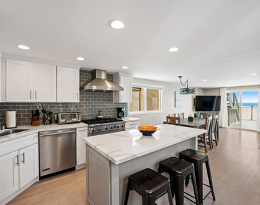 305 Ocean Drive - Photo Thumbnail 15