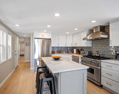 305 Ocean Drive - Photo Thumbnail 12