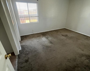 821 E Stroube Street - Photo Thumbnail 4