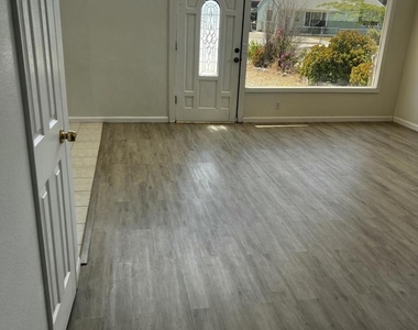 821 E Stroube Street - Photo Thumbnail 2