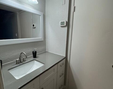 2250 W Glendale Avenue - Photo Thumbnail 6