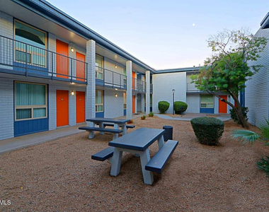 2250 W Glendale Avenue - Photo Thumbnail 5