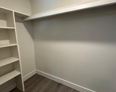2250 W Glendale Avenue - Photo Thumbnail 4