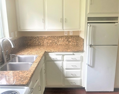 931 W 19th Street - Photo Thumbnail 3