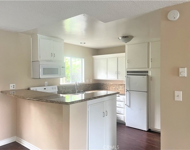 931 W 19th Street - Photo Thumbnail 4