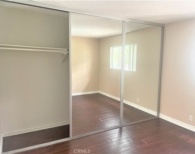931 W 19th Street - Photo Thumbnail 9