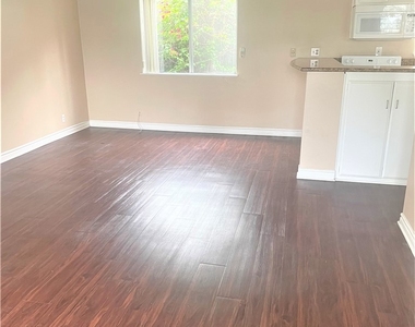 931 W 19th Street - Photo Thumbnail 6