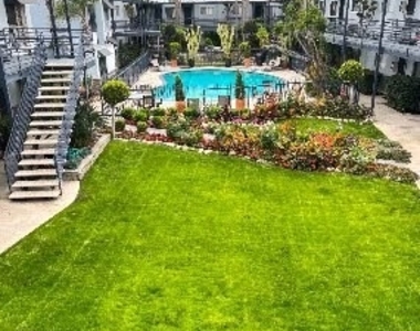 931 W 19th Street - Photo Thumbnail 12