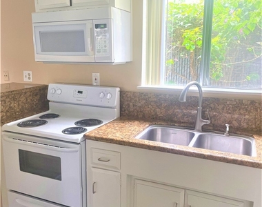 931 W 19th Street - Photo Thumbnail 2