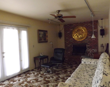 932 S 72nd Street - Photo Thumbnail 2