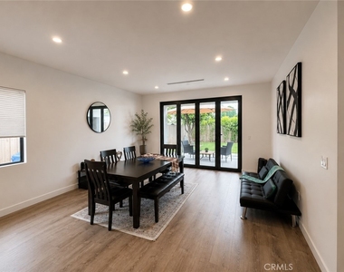 7717 Jamieson Avenue - Photo Thumbnail 6