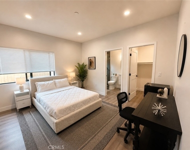 7717 Jamieson Avenue - Photo Thumbnail 9