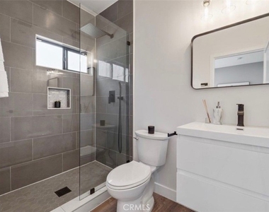 7717 Jamieson Avenue - Photo Thumbnail 10