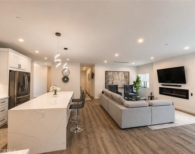 7717 Jamieson Avenue - Photo Thumbnail 5
