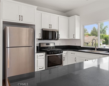 14328 Magnolia Boulevard - Photo Thumbnail 6