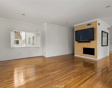 14328 Magnolia Boulevard - Photo Thumbnail 8