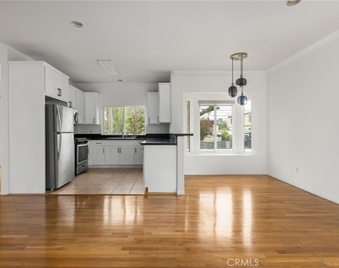 14328 Magnolia Boulevard - Photo Thumbnail 4