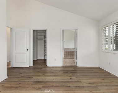 14328 Magnolia Boulevard - Photo Thumbnail 10