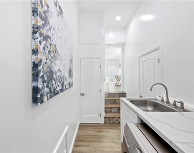 3763 Lankershim Boulevard - Photo Thumbnail 10