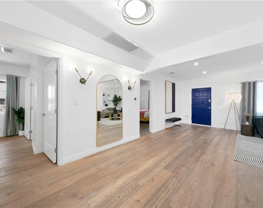 3763 Lankershim Boulevard - Photo Thumbnail 7