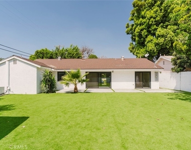 8400 Chimineas Avenue - Photo Thumbnail 29