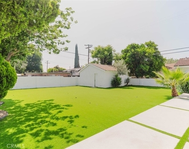 8400 Chimineas Avenue - Photo Thumbnail 26