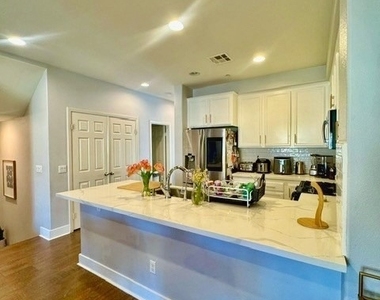 10522 Poinsettia Ln - Photo Thumbnail 17