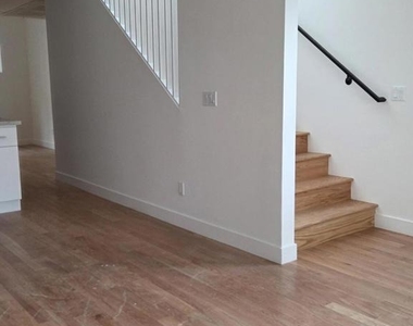 917 1/2 N Ridgewood Place - Photo Thumbnail 3