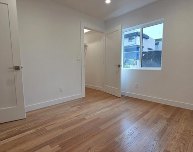 917 1/2 N Ridgewood Place - Photo Thumbnail 16