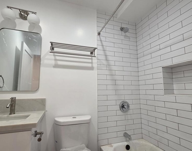 917 1/2 N Ridgewood Place - Photo Thumbnail 4