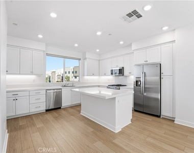1637 West Lincoln Ave Unit 103 - Photo Thumbnail 9