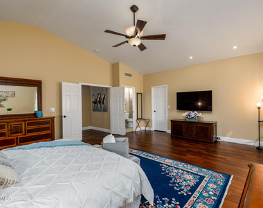 1221 N Kenwood Lane - Photo Thumbnail 8