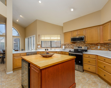 1221 N Kenwood Lane - Photo Thumbnail 17