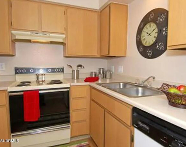 8344 N 67th Avenue - Photo Thumbnail 3