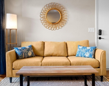 533 W Guadalupe Road - Photo Thumbnail 5