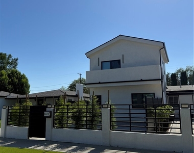 8613 Oakdale Avenue - Photo Thumbnail 11