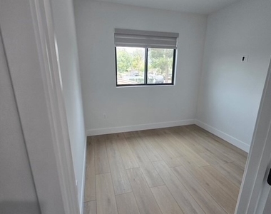 8613 Oakdale Avenue - Photo Thumbnail 3
