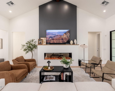 4017 N 49th Place - Photo Thumbnail 3