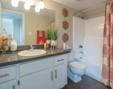 242 S Beck Avenue - Photo Thumbnail 5