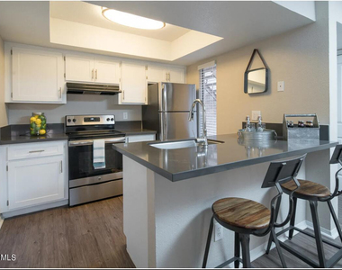 242 S Beck Avenue - Photo Thumbnail 2