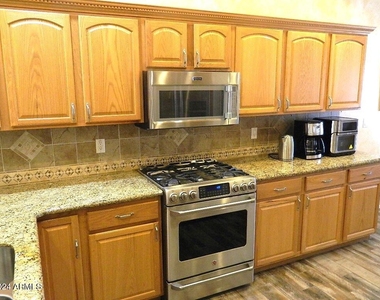 17210 W Elm Street - Photo Thumbnail 12